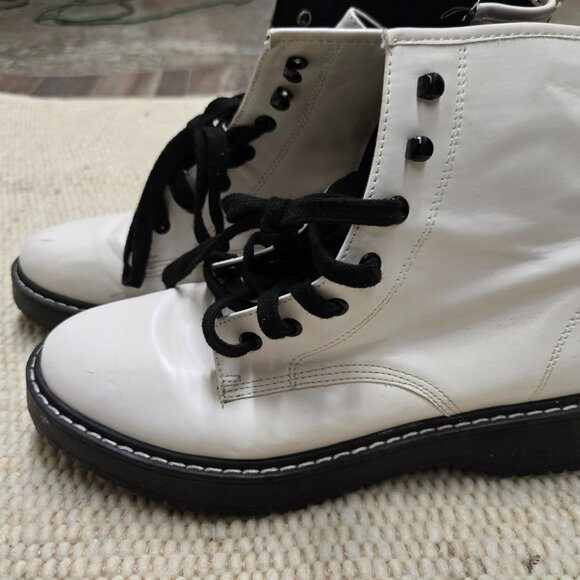 STYLISH WHITE DOC MARTIN STYLE BOOTS BY STEVE MADDEN. SIZE 11US ZIPPERED - Picture 8 of 8